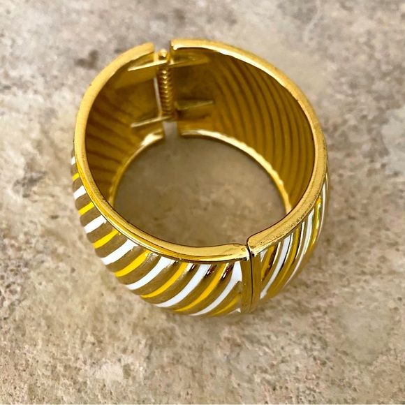 Gold, yellow and white coloured metal hinged bangle style bracelet - Picture 2 of 3